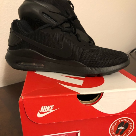 Nike Shoes - Nike Air Max Oketo